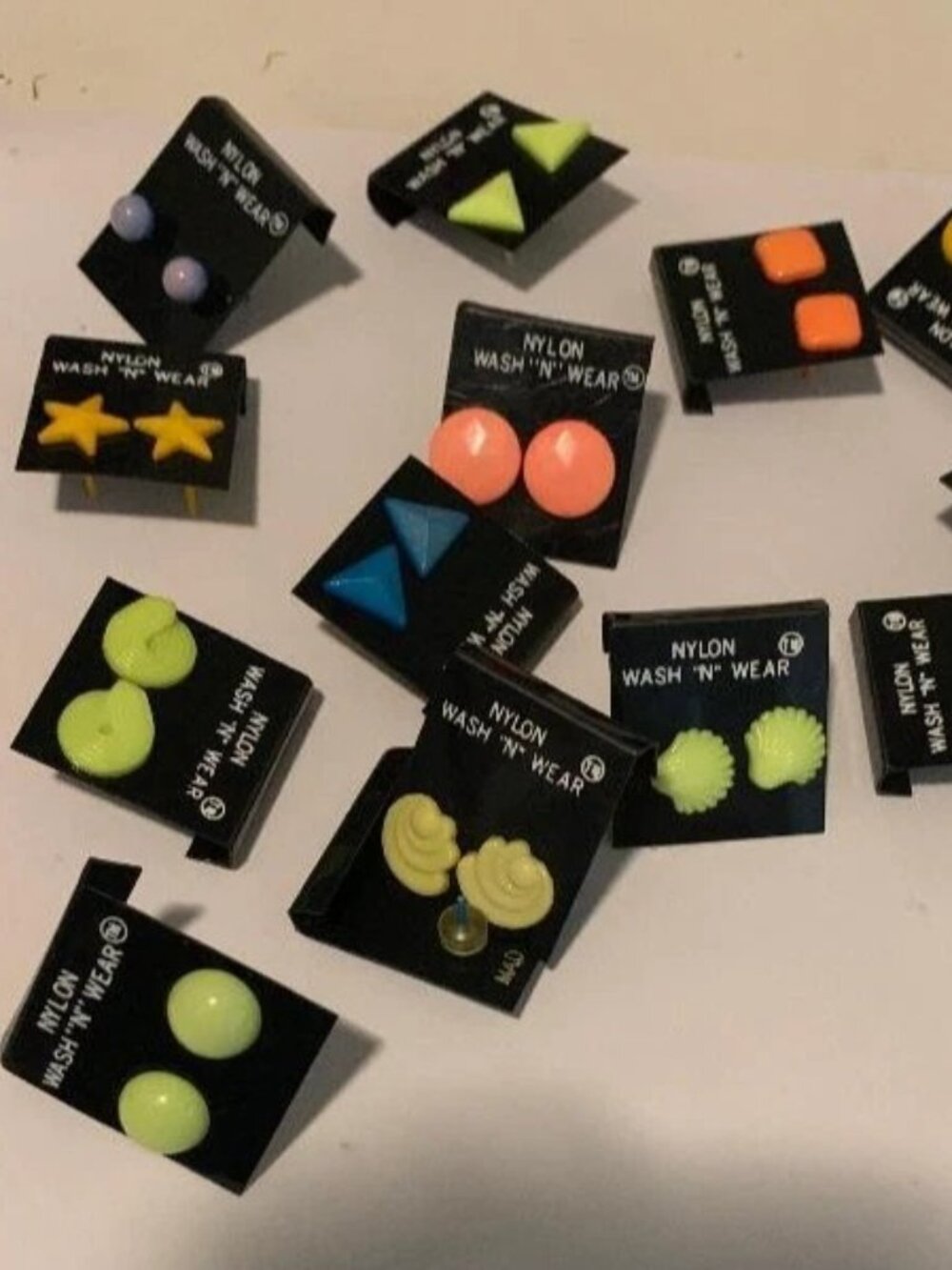 LOT OF 15 CARDED FASHION STUD EARRINGS - LOT 79-29